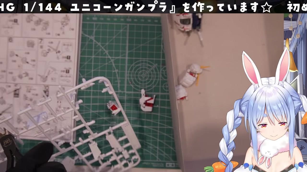 [Nu Gundam] Mistakes V for Nu and predicts Amuro's mech is rainbow-colored